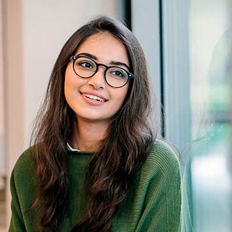 arabisk kvinde med briller smiler glad