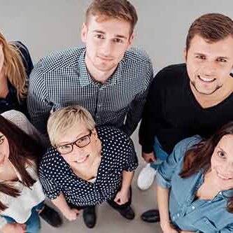 6 personer kigger opad