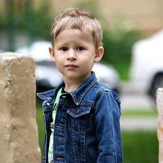 lille dreng virker følsom og ser skræmt ud