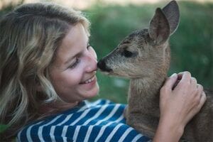 kvinde har nærkontakt med en lille bambi