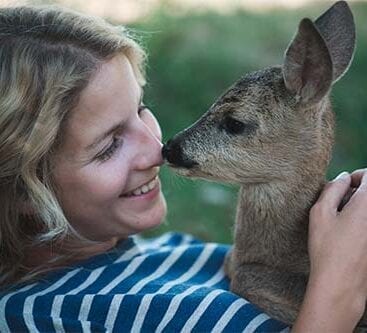 kvinde har nærkontakt med en lille bambi