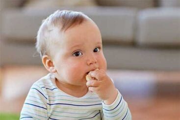 lille dreng spiser en bolle