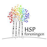 HSP foreningens logo forestiller 4 birketræer med blade i kulørte farver